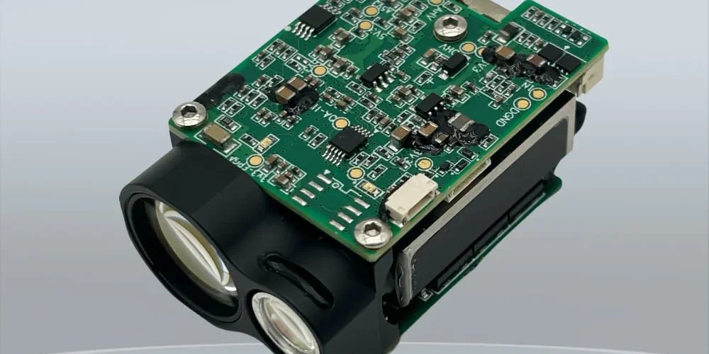 Gain variable transimpedance amplifier integrated circuit for pulse laser rangefinder echo reception